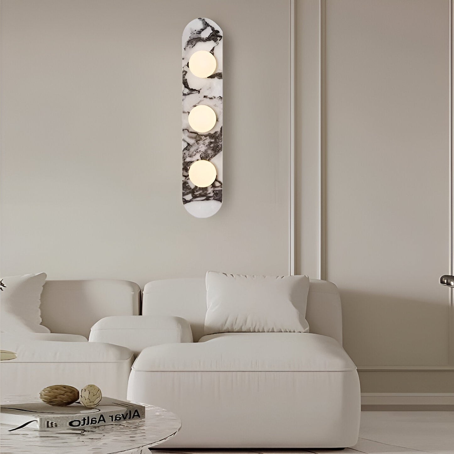 exklusiv vägglampa i naturlig marmor med runda glaskupor för modern och lyxig inredning