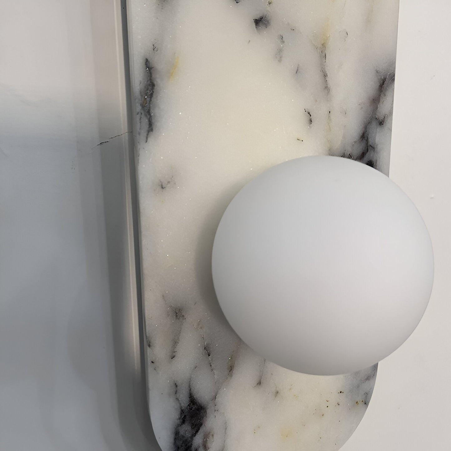exklusiv vägglampa i naturlig marmor med runda glaskupor för modern och lyxig inredning