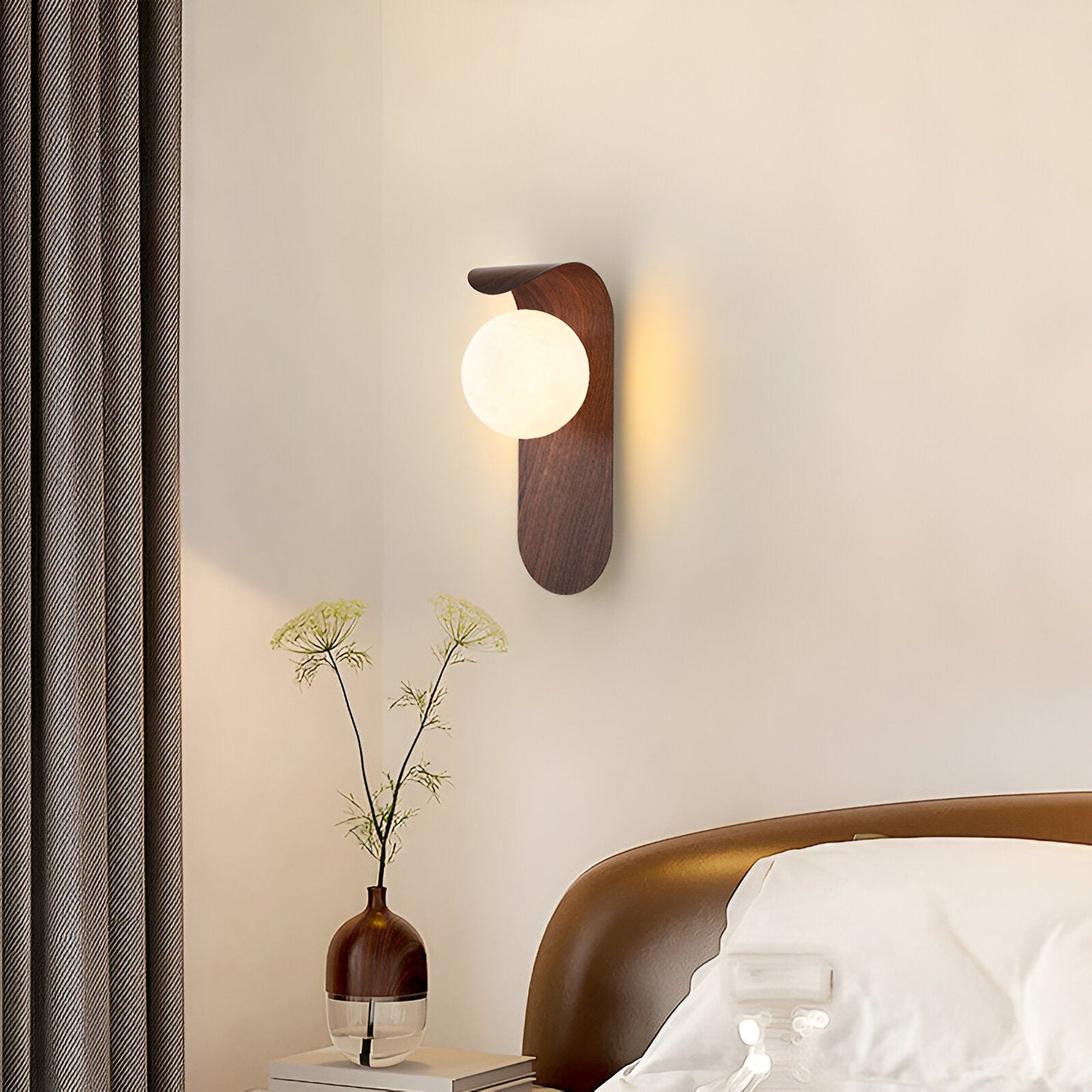 nordisk vägglampa med träinspirerad stomme och rund glasglob för varm och mjuk belysning