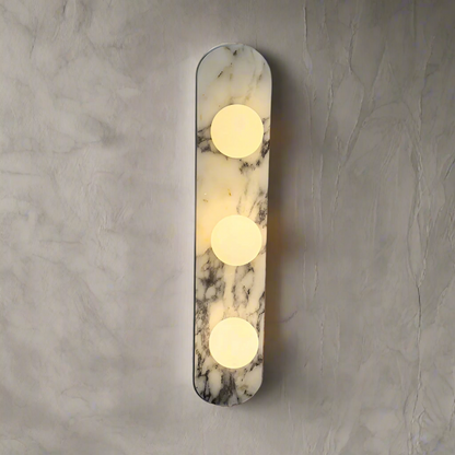 Exklusiv vägglampa i naturlig marmor med runda glaskupor för modern och lyxig inredning