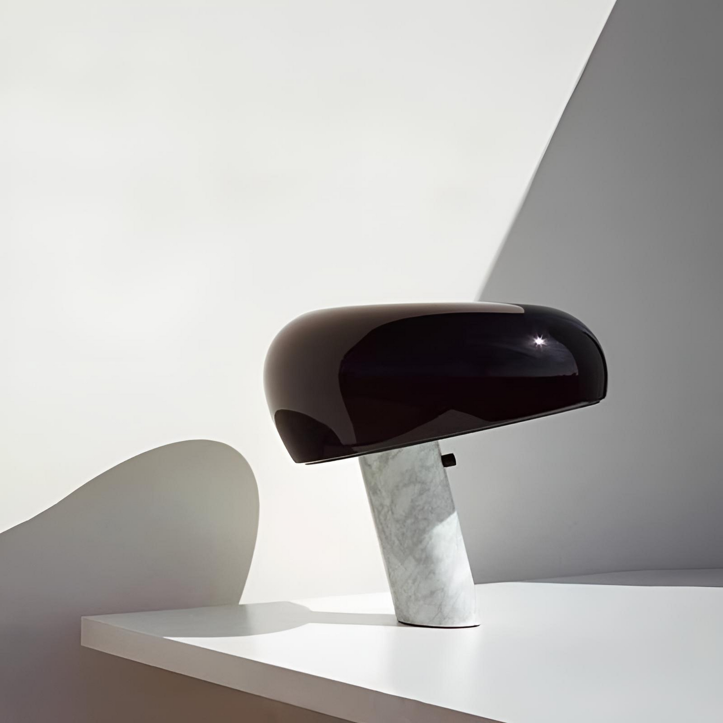 italiensk design bordslampa i marmor och glas med touch-funktion svart