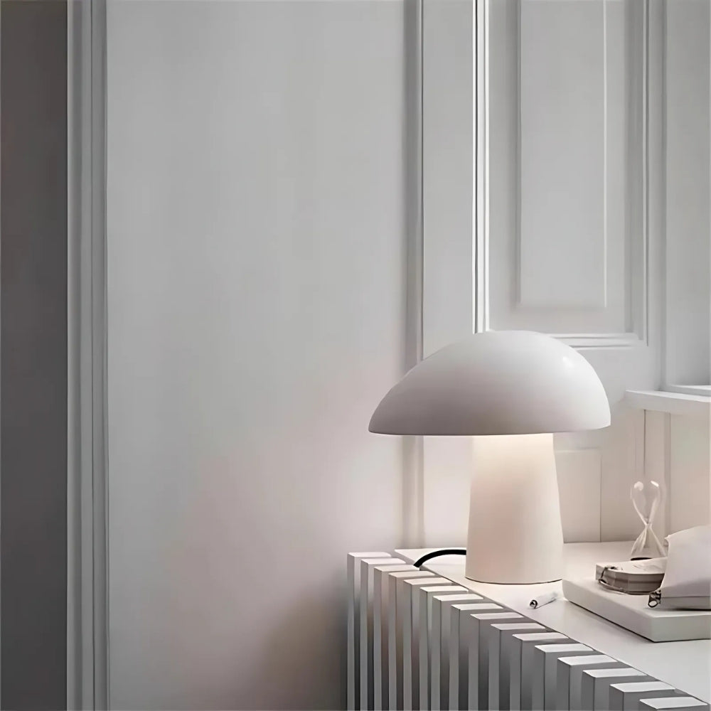nordisk svampformad led bordslampa i metall och glas